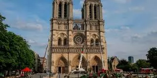 NOTRE DAME DE PARIS - A l'ombre des tours de la cathédrale -